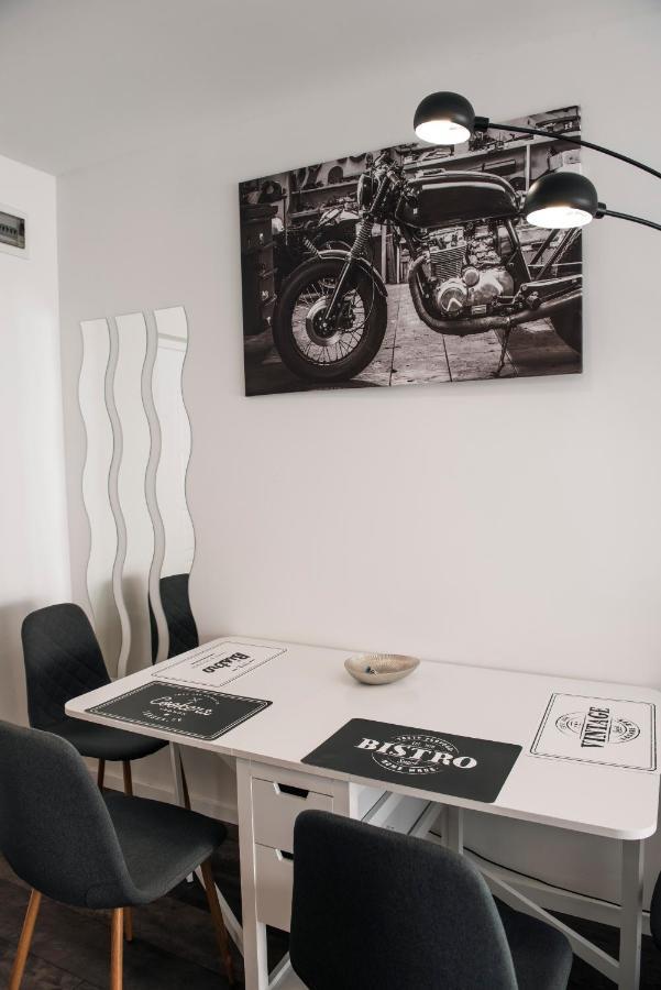 Ferienwohnung Anavrin Apartman Free Parking Pécs Exterior foto
